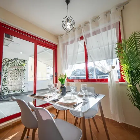 Center With Balcony Apartment *